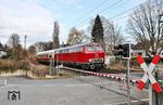 VEB 218 139 vor DLr 28569 auf der Rückfahrt von Dortmund Bbf nach Köln Bbf am Bü Schnittert in Solingen-Ohligs. (02.02.2026) <i>Foto: Joachim Bügel</i>