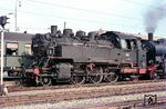 Seit 01.01.1961 gehörte 64 001 dem Bw Ulm an. Hier steht sie vor der Ulmer 38 3003 in Ulm Hbf. Nach ihrer Ausmusterung 1967 stand sie noch bis Juli 1970 in der berühmten Loksammlung des AW Schwerte (Ruhr), wurde dann aber wie viele andere Unikate verschrottet. (06.1966) <i>Foto: Rolf Hahmann</i>