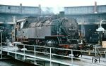Nach dem Zweiten Weltkrieg blieben 115 Loks der Baureihe 64 bei der Deutsche Reichsbahn der DDR. Dazu gehörte 64 1308, die frisch aus Salzwedel eingetroffen auf der Drehscheibe ihres neuen Heimat-Bw Halberstadt abgelichtet wurde. (05.1971) <i>Foto: Rolf Hahmann</i>