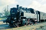 64 409 (Bw Neuruppin) vor dem Hilfszug im Bw Neuruppin. (09.1965) <i>Foto: Rolf Hahmann</i>