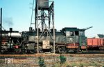 64 419 an der Besandungsanlage in ihrem Heimat-Bw Heilbronn. Noch bis Juni 1973 blieb sie hier, bevor sie nach Crailsheim umstationiert wurde. Nach ihrer Ausmusterung am 16.12.1974 wurde sie von einem Eisenbahnfreund von der DB gekauft, mit dem Ziel, die Lok als Denkmal in Crailsheim aufzustellen. 1996 erhielt sie im Raw Meiningen eine Hauptuntersuchung und ging im gleichen Jahr in das Eigentum des Crailsheimer Vereins DBK - Historische Bahn e.V. über. Seitdem ist sie im Museumsbetrieb vor Sonderzügen im Einsatz. (11.1967) <i>Foto: Rolf Hahmann</i>