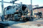 64 441 wird im heimatlichen Bw Weiden (Oberpf) einer Reparatur unterzogen. (03.1965) <i>Foto: Rolf Hahmann</i>