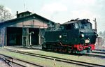 99 699 steht vor dem Lokschuppen in Radeburg. Sie wurde 1925 von der Maschinenbau-Gesellschaft Karlsruhe an die Deutsche Reichsbahn geliefert und 1971 ausgemustert.  (05.1967) <i>Foto: Rolf Hahmann</i>