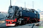 99 242, eine für die Harzquerbahn gebaute Neubaulok des VEB Lokbau "Karl Marx" (LKM) Babelsberg, restauriert im Lokbahnhof Nordhausen Nord. Seit 13.11.1956 ist sie beim Bw Wernigerode Westerntor beheimatet.  (1965) <i>Foto: Rolf Hahmann</i>
