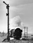 01 232 (Bw Paderborn) stürmt mit dem D 1097 nach Karl-Marx-Stadt am Einfahrsignal von Neuenbeken vorbei. (04.1966) <i>Foto: Rolf Ertmer</i>