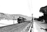 18 536 (Bw Mainz Hbf) vor dem Rheingoldzug FD 101 zwischen Trechtingshausen und Bacharach neben der Reichsstraße 9 auf dem Weg nach Norden. (1937) <i>Foto: Rbd Mainz</i>