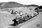 44 1376 (Bw Crailsheim) mit einem Güterzug nach Kornwestheim hinter dem Kappelesbergtunnel bei Mittelrot südlich von Gaildorf. (1958) <i>Foto: Willi Doh</i>