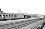 03 044 rollt mit dem D 142 (Frankfurt/M - Kaiserslautern - Saarbrücken) durch den Bahnhof Enkenbach. Als zweiter Wagen ist ein blauer F-Zug A4üe 36/52 eingereiht. (08.1959) <i>Foto: Dr. Albert Mühl</i>