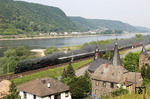Blick vom Hammerstein auf Niederhammerstein, über den Rhein auf Brohl-Lützing und Sonderzug DPE 5093 nach Mainz mit 18 478 und 01 2066. (30.04.2011) <i>Foto: Joachim Bügel</i>