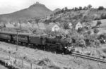 38 1654 (Bw Landau/Pfalz) hat mit P 2046 nach Zweibrücken soeben den Bahnhof Annweiler am Trifels im südlichen Pfälzerwald verlassen. Im Hintergrund ist die Reichsburg Trifels zu sehen. (19.07.1960) <i>Foto: Dr. Albert Mühl</i>