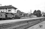 38 3627 (Bw Landau/Pfalz) mit einem Personenzug nach Neustadt (Weinstr) an Gleis 2 in Landau (Pfalz) Hbf. Ganz rechts erkennt man das noch existierende Gebäude einer ehemaligen Schuhfabrik aus dem Jahr 1911. (19.07.1960) <i>Foto: Dr. Albert Mühl</i>
