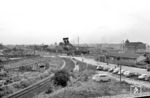 Blick auf das Bw Ludwigshafen aus einem vorbeifahrenden Zug. Die Aufnahme wurde von der 1959 eröffneten und im Vordergrund erkennbaren Umgehungskurve des alten Ludwigshafener Kopfbahnhofs aus gemacht. Sie ermöglichte direkte Fahrten von Mainz nach Mannheim. Kurze Zeit später begannen hier die Umbauarbeiten für den neuen Ludwigshafener Durchgangsbahnhof. (24.07.1960) <i>Foto: Dr. Albert Mühl</i>