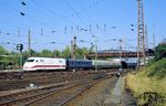 Triebkopf 401 520 mit dem ICE-Dummyzug Dsts 83393 in Düsseldorf-Rath. Da samstags keine ICE-Probefahrten des AW Opladen stattfanden, wurden an diesem Tag die Dummywagen im Bw Essen Waldhausen gefristet. (13.10.1990) <i>Foto: Wolfgang Bügel</i>
