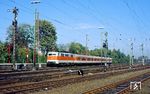 111 165 schiebt einen Zug der S 6 nach Essen aus dem Bahnhof Düsseldorf-Rath. (13.10.1990) <i>Foto: Wolfgang Bügel</i>