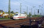 Der einzeln fahrende Triebkopf 401 018 (Krauss-Maffei/Siemens) als Dsts 89003 zum AW Opladen im Bahnhof Solingen-Ohligs (heute Solingen Hbf). (15.10.1990) <i>Foto: Joachim Bügel</i>