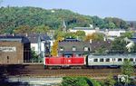 Das Alleinstellungsmerkmal hatten die Wuppertaler 212 weiterhin auf der Strecke von Wuppertal nach Solingen über Remscheid. Mit N 5650 aus Solingen-Ohligs wird 212 317 in Kürze den Bahnhof Wuppertal-Unterbarmen erreichen. (15.10.1990) <i>Foto: Wolfgang Bügel</i>