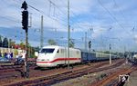 Der Dummyzug Dsts 83770 des AW Opladen mit Triebkopf 401 017 fährt durch den Bahnhof Solingen-Ohligs. Der Wagenpark war für 200 km/h zugelassen und unterwegs zum Schnellfahrabschnitt zwischen Gütersloh und Neubeckum, auf dem die DB seit 1973 Schnellfahrten mit bis zu 250 km/h durchführte. (16.10.1990) <i>Foto: Joachim Bügel</i>
