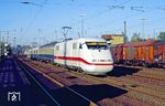 Einen deutlich kürzeren Weg zurück ins AW Opladen hatten 401 018 (und 401 008) vor dem Dsts 83771 aus Hamm (Westf) bei der Durchfahrt in Solingen-Ohligs. (23.10.1990) <i>Foto: Joachim Bügel</i>