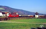 Lange bevor diese Fotostelle bei Hermannspiegel südlich von Bad Hersfeld in den Fokus der Eisenbahnfotografen rückte, rauscht 103 175 mit EC 171 "Rätia" (Hamburg-Altona - Chur) an dem damals noch vorhandenen und händisch durch den Schrankenposten 145 gesicherten Bü Lindenbachstraße vorbei. (23.10.1990) <i>Foto: Wolfgang Bügel</i>