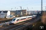 Tz 9237 (412 237) hat als ICE 105 (Hamburg-Altona - Chur) soeben den Hagener Hauptbahnhof verlassen und fährt durch den Hagener Ortsteil Wehringhausen auf den Gleisen der BME in Richtung Wuppertal. (21.01.2026) <i>Foto: Joachim Schmidt</i>
