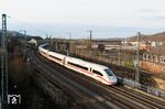 Tz 9237 (412 237) ist als ICE 105 (Hamburg-Altona - Chur) in Höhe des Abzweigs Rehsiepen zwischen Hagen Hbf und -Haspe unterwegs. (21.01.2026) <i>Foto: Joachim Schmidt</i>