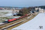 232 472 fährt mit EZ 45366 nach Nürnberg Rbf an den Adolf Gottfried Tonwerken in Thansüß bei Freihung vorbei.  (23.01.2026) <i>Foto: Joachim Schmidt</i>