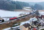 232 571 fährt mit EZ 45360 (Most - Nürnberg Rbf) durch Fromberg kurz vor Neukirchen (b Sulzbach-Rosenberg). (23.01.2026) <i>Foto: Joachim Schmidt</i>