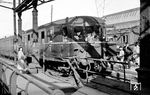 Ein damals typischer Wuppertaler Wendezug mit dem führenden Steuerwagen VB 147 053 (ex BC4iv-34, WUMAG, Baujahr 1934), geschoben von einer Steinbecker V 36, im Bahnhof Wuppertal-Oberbarmen. Über dem Bahnsteig ist noch das Gerippe der im Krieg zerstörten Bahnhofshalle zu erkennen. (1951) <i>Foto: Ernst Winter</i>