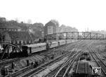 Auch sechs Jahre nach Kriegsende waren die Schäden an der Bahn in Wuppertal-Oberbarmen noch nicht vollständig beseitigt. So war die Wupperbrücke im Ferngleis der Ostausfahrt nur eingleisig befahrbar, weshalb der 01.10 geführte Schnellzug auf dem Außengleis in Richtung Schwelm ausfährt. (1951) <i>Foto: Ernst Winter</i>