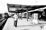 E 44 013 (Bw Ulm) vor einem Personenzug in Ulm Hbf. Rechts steht ein Ferienexpress-Sonderzug. (08.1952) <i>Foto: Ernst Winter</i>
