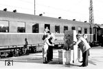 Ein typisches Produkt der "Wirtschaftswunderzeit" war der DER-Ferienexpress. Die auf Basis der Eilzugwagen für den DER-Ferienexpress aufgearbeiteten Sitzwagen C4ü(e)-36 boten nachts durch aufgespannte Hängematten den Urlaubern einen Liegeplatz in der 3. Klasse. Diese Züge waren die direkten Vorläufer der modernen "TOUROPA"-Liegewagen-Urlaubszüge ab 1953. Das Bild entstand während eines Aufenthalts in Ulm Hbf, währenddessen sich die Reisenden am Trinkwasserbrunnen erfrischen. (08.1952) <i>Foto: Ernst Winter</i>