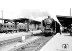 50 1207 vor einem Ferienexpress-Sonderzug (wahrscheinlich) in Augsburg Hbf. (08.1952) <i>Foto: Ernst Winter</i>