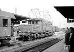 E 94 112 übernimmt in Augsburg Hbf einen Personenzug. Die Lok war hier seit ihrer Inbetriebnahme im November 1943 stationiert. (08.1952) <i>Foto: Ernst Winter</i>