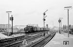 38 3619 vom Bw Duisburg Hbf fährt in Düsseldorf Hbf ein. (05.1955) <i>Foto: Ernst Winter</i>