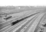 Ein 01 geführter Schnellzug ist in Düsseldorf-Derendorf auf der Fahrt zum Düsseldorfer Hauptbahnhof unterwegs. (07.1955) <i>Foto: Ernst Winter</i>