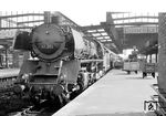 41 353 (Bw Hamm/Westf) ist mit einem Personenzug in Düsseldorf Hbf angekommen. (07.1955) <i>Foto: Ernst Winter</i>