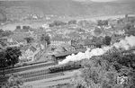 Blick auf den Bahnhof Remagen mit einer dort rangierenden 50er. Rechts im Hintergrund sind die Türme der kriegsberühmten Brücke von Remagen zu sehen. (08.1955) <i>Foto: Ernst Winter</i>