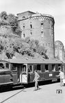 Der Limburger ETA 178 009 unterhalb des Kehlturms von Fort Großfürst Konstantin in Koblenz Hbf. Rechts daneben ist der DB-Wasserturm zu sehen, der später dem Ausbau der Bundesstraße 9 zum Opfer fiel. (08.1955) <i>Foto: Ernst Winter</i>