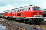 Die Regensburger 217 015 und 217 018 haben in Hof Hbf den D 146 aus Görlitz übernommen. Ab hier wird der Zug unter der neuen Zugnummer D 499 nach München weiterfahren. (06.1974) <i>Foto: Rolf Hahmann</i>