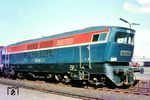 Die DB mietete die DE 2000 nach ihrer Abnahme im Oktober 1962 im Bahnbetriebswerk Kassel für fünf Jahre an. Großes Interesse bestand daran, die dieselelektrische Lok mit den dieselhydraulischen Serienloks aus den Baureihen V 200 und V 160 zu vergleichen. Stationiert wurde die DE 2000 bei den Bahnbetriebswerken Köln-Nippes, Hamm und Lübeck. 1968 wurde ihr die EDV-gerechte Bezeichnung 202 001-4 zugeteilt, die aber nie auf der Lok angeschrieben wurde. 1969 wurde sie nach Ende der Mietdauer an Henschel zurückgegeben. In Braunschweig Hbf wartet DE 2000 vom Bw Hamm/Westf vor dem D 112 nach Köln. (06.1964) <i>Foto: Rolf Hahmann</i>