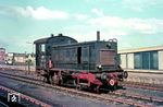 V 20 033 (KHD, Baujahr 1943) vermutlich unterwegs in einem Hamburger Bahnhof. (04.1966) <i>Foto: Rolf Hahmann</i>