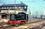 V 20 050 unterwegs in ihrer Stuttgarter Heimat. Das Reiterstellwerk 2 in Stuttgart Hbf ging am 05.11.1977 außer Betrieb und wurde anschließend abgerissen. (10.1967) <i>Foto: Rolf Hahmann</i>