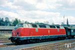 V 300 001 (Bw Hamm/Westf) vor einem Sonderzug anlässlich des BDEF-Verbandstagung in Essen im Bahnhof Olpe. (05.05.1967) <i>Foto: Rolf Hahmann</i>