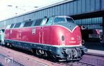 Anfang Mai 1967 fand in Essen die jährliche Verbandstagung des BDEF statt. Aus diesem Anlass bespannte V 300 001 vom Bw Hamm (Westf) einen Sonderzug, der hier in Essen Hbf auf die Abfahrt nach Olpe wartet. (05.05.1967) <i>Foto: Rolf Hahmann</i>