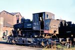Die bereits ausgemusterte 99 252 von der Walhallabahn wartet auf dem Transportwagen für Schmalspurfahrzeuge "Regensburg 4200" im Bw Regensburg auf die Abfuhr zum Schrottplatz. (06.1960) <i>Foto: Rolf Hahmann</i>