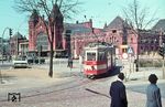 Hamburg hatte einst das größte Straßenbahnnetz in Deutschland, das in den 1960/70ern Jahren komplett abgebaut wurde. Schon 1958 beschloss der Hamburger Senat, das U-Bahn-Netz zu erweitern und gleichzeitig den Straßenbahnbetrieb schrittweise einzustellen. In der Nacht vom 30. September zum 1. Oktober 1978 beendeten die letzten Straßenbahnen auf der Linie 2 den Betrieb. Die Linie 1, die am Bahnhof Altona vorbeiführte (Foto), wurde schrittweise bis 21. Mai 1977 stillgelegt, wobei der Bahnhof Altona seit 2. Juni 1973 nicht mehr angefahren wurde.  (02.1971) <i>Foto: Jürgen Hagemann</i>