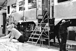 Ausbesserung eines Bn-Wagens ("Silberling") im Ausbessserungswerk Hannover-Leinhausen. (1987) <i>Foto: Weihe</i>