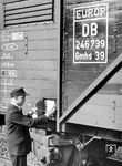 Anbringen des Beförderungszettels durch den Abfertigungsbeamten am Gmhs 39-Wagen Nr. 246 739 in Kassel Rbf. Der Wagen weist eine Besonderheit auf: Es ist ein fehlerhaft als Gmhs 39 beschrifteter Gmhs 35 (Bauart Bremen). (1952) <i>Foto: Helmut Först</i>