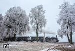 92.2271 fährt an einer eingereiften Baumreihe bei Obernondorf vorbei. Für ein solches Schauspiel ist eine sehr hohe relative Luftfeuchtigkeit von über 90 % und eine Lufttemperatur von unter 8 °C nötig. (24.01.2026) <i>Foto: Joachim Schmidt</i>