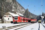 Zugtreffen im Bahnhof Ehrwald Zugspitzbahn mit 426 034 als RB 5476 nach Reutte in Tirol, ÖBB 2043.010 im Schneepflugeinsatz und einem Skl. (13.12.2006) <i>Foto: Stefan von Lossow</i>